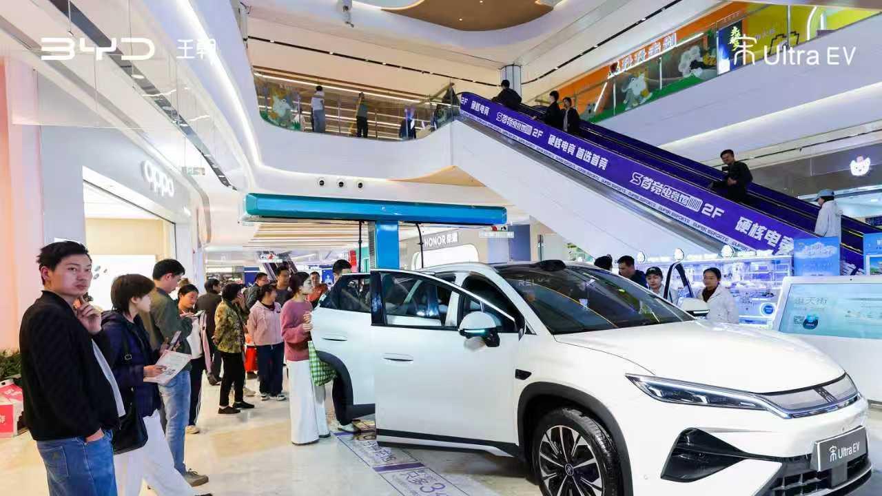 闪充加冕 续航领势 比亚迪宋Ultra EV登陆江城