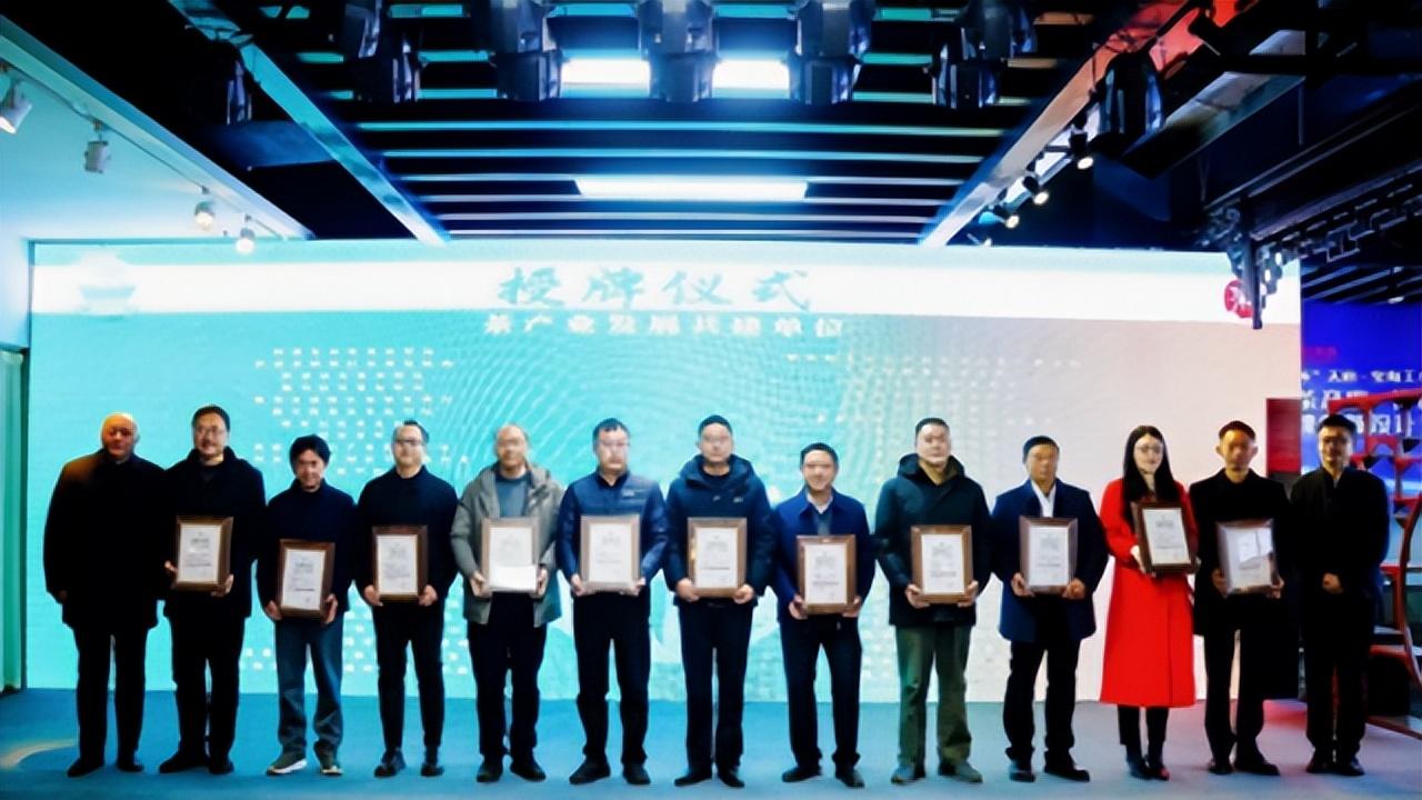 紧扣主题出新  激发奋进力量 ｜ 川茶行协第三届理事会八次会议撷英