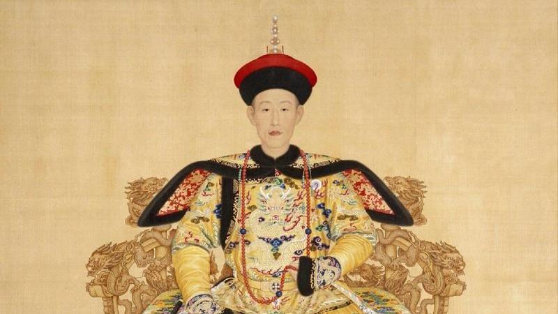 盛世之巅 功过留痕：乾隆帝弘历的一生与清王朝的兴衰拐点