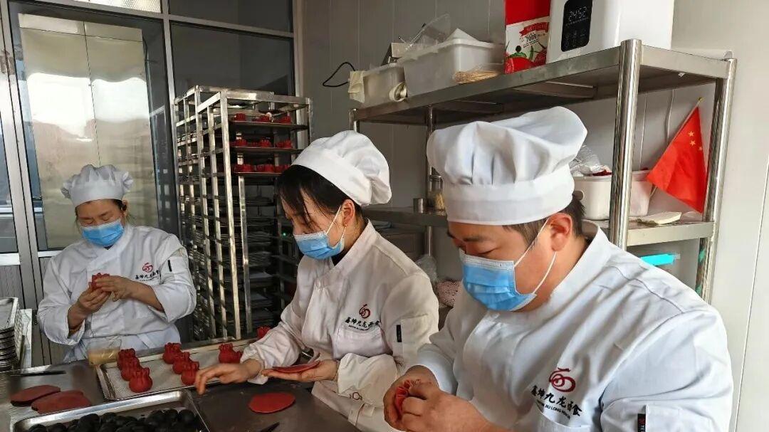 “马”馍馍走俏！临近年关，青岛这里的花馍馍供不应求，销往全国