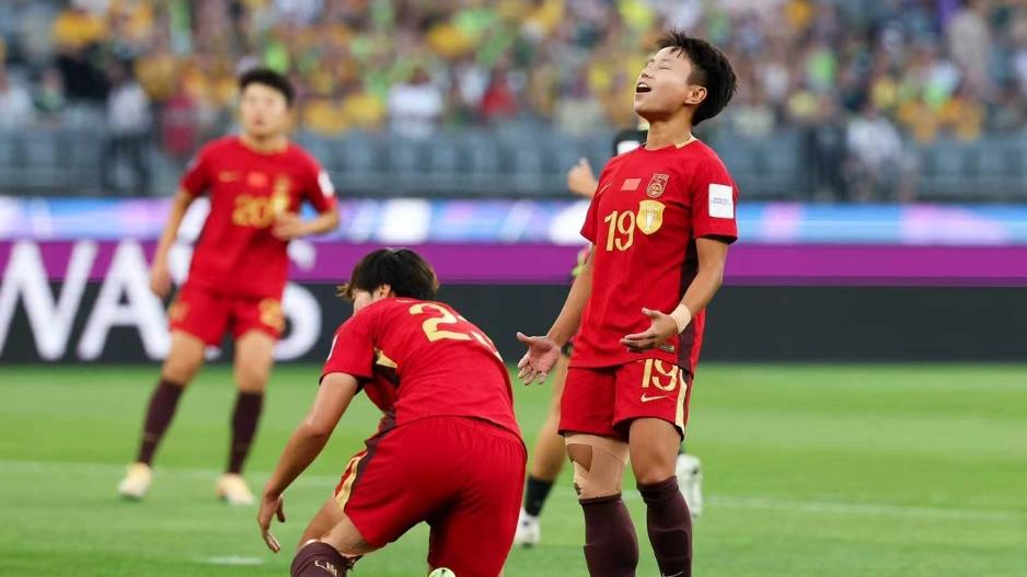 中国女足1-2澳大利亚，止步四强！致命失误葬送比赛，决赛梦碎