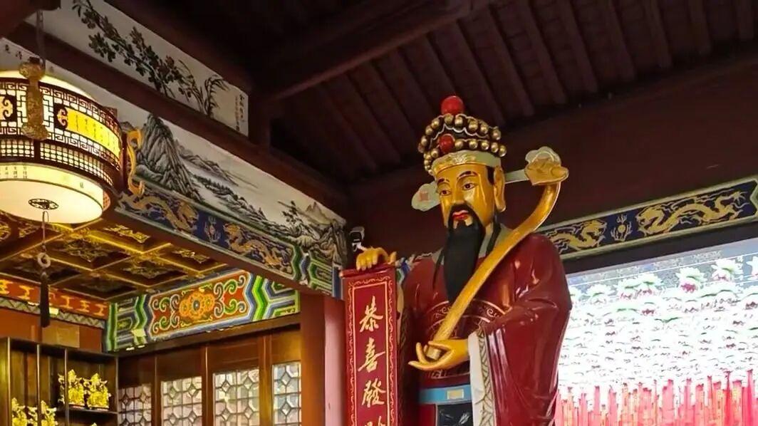 你在朋友圈迎财神，他们在山道上“求生”