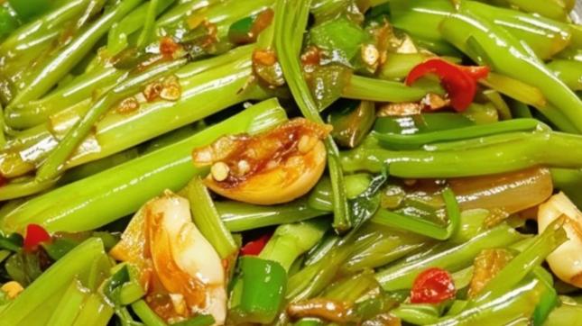 安徽空心菜一菜两吃，爆炒菜梗锁住夏日脆辣鲜香