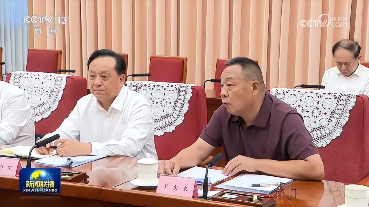 承诺“永不上市”的于东来，凭什么坐上了高层会议的发言席？