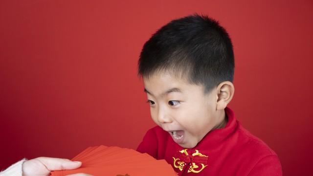 亲戚给我家娃500元，他家俩娃我该咋回礼？高情商宝妈做法被夸爆