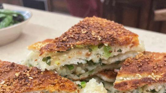 上海羌饼撒芝麻，国营点心店里的葱香油香