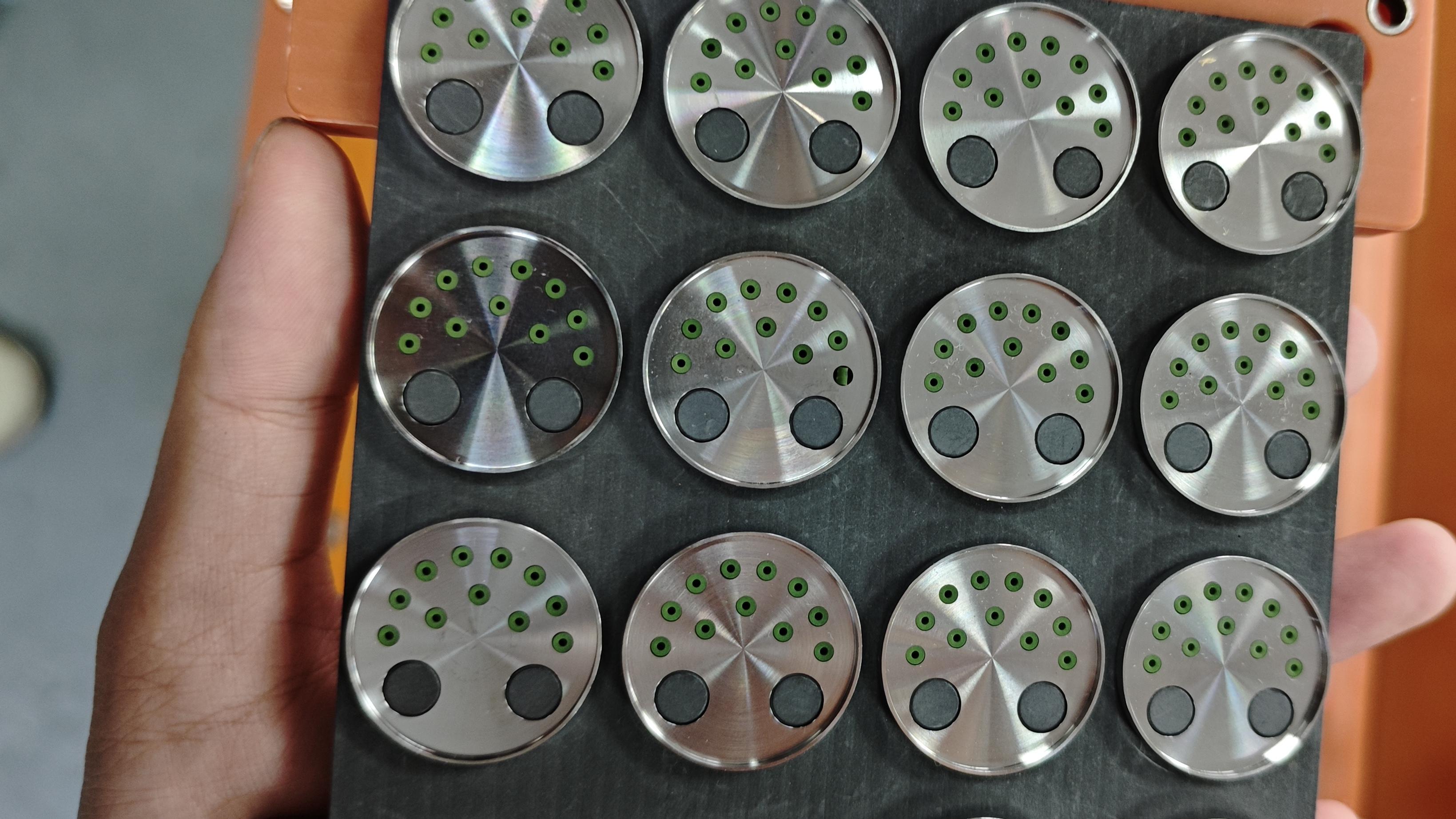 玻珠引线盖板高效人机协同组装方案：整列与翻板循环作业详解