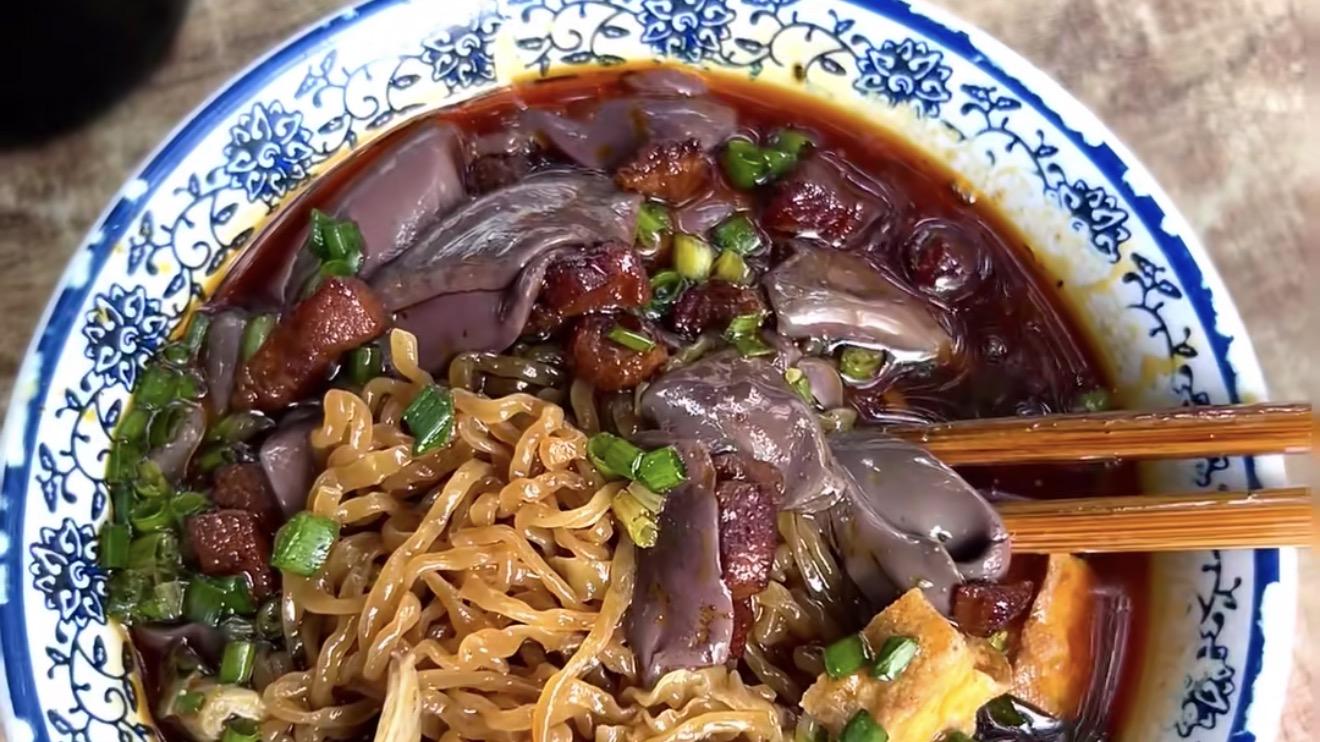 家常肠旺面：一碗红亮的烟火气