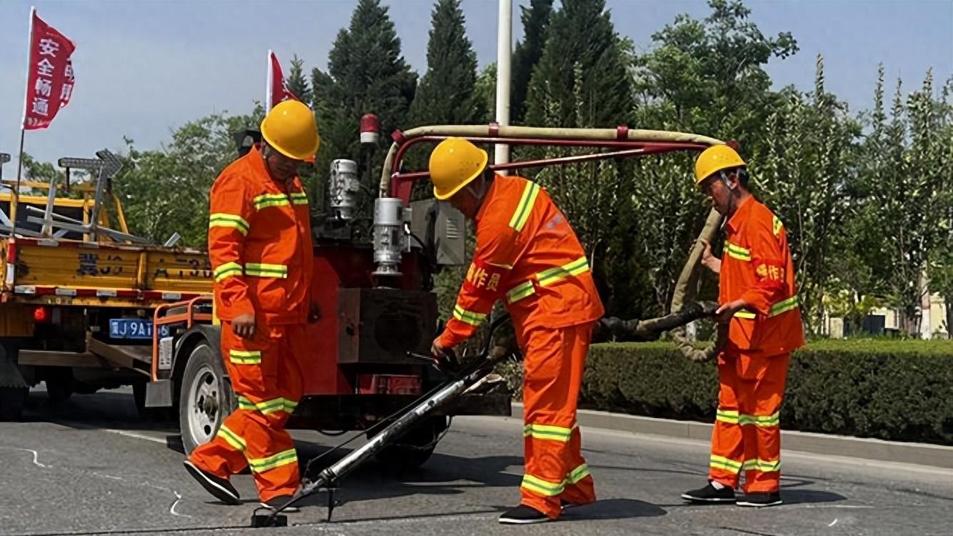 公路养护市场化改革后，公路养护职工及机关工作人员如何消化？