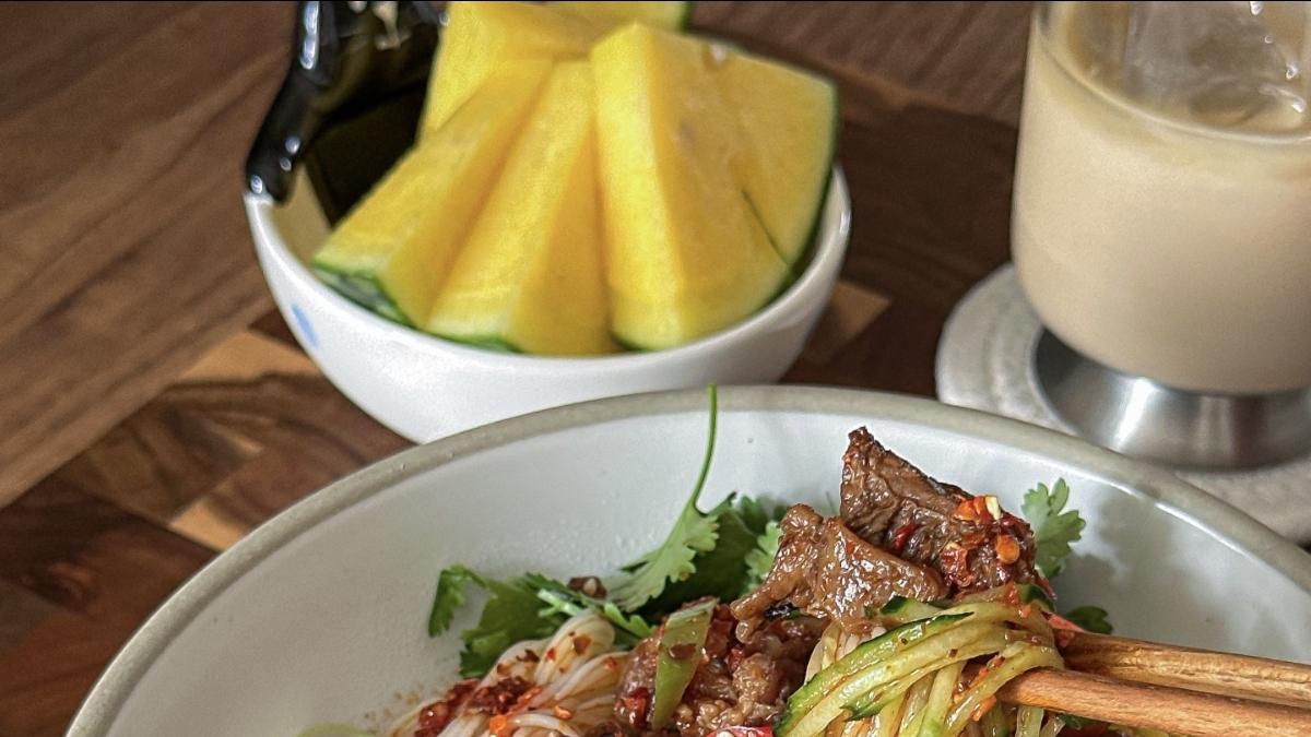 川香麻辣牛肉拌面：夏日里的热辣救赎