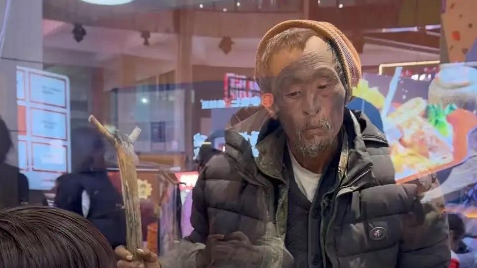 一碗麻辣烫暖哭全网：孩子用本能善良，给所有大人上了一堂“人性课”