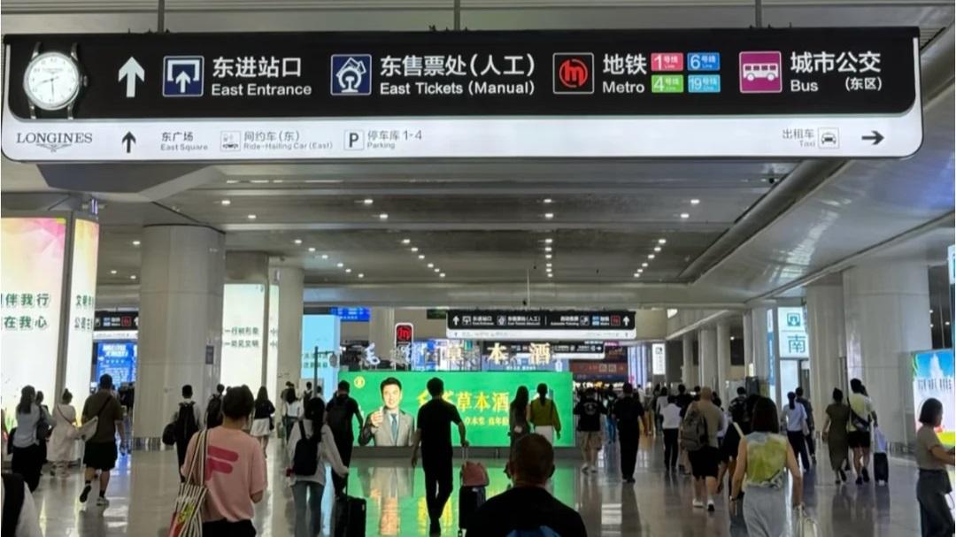 杭州东站出站必经之路：地铁口落地灯箱的“强制关注”效应实测