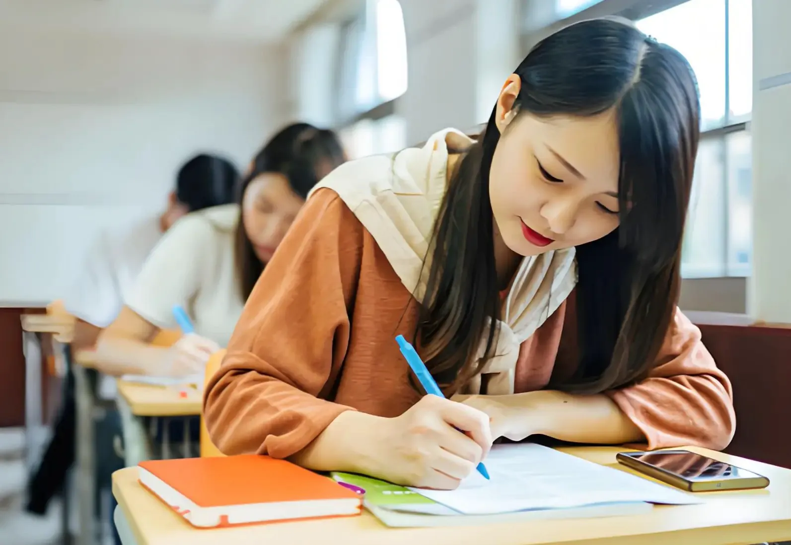 女子回乡考编排名第一，却被他人递补！官方介入调查，引热议