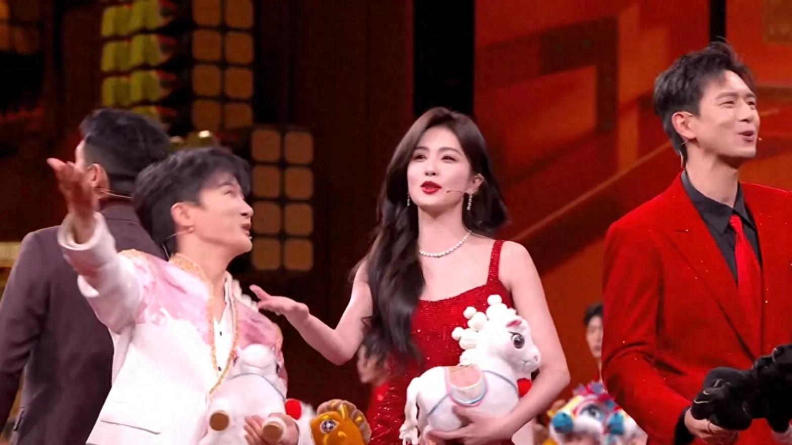 春晚没上热搜的他，靠一口瓜果吧唧声火了全网