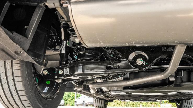 10万级插混轿车对比，秦L DM与银河A7，谁更契合年轻日常？