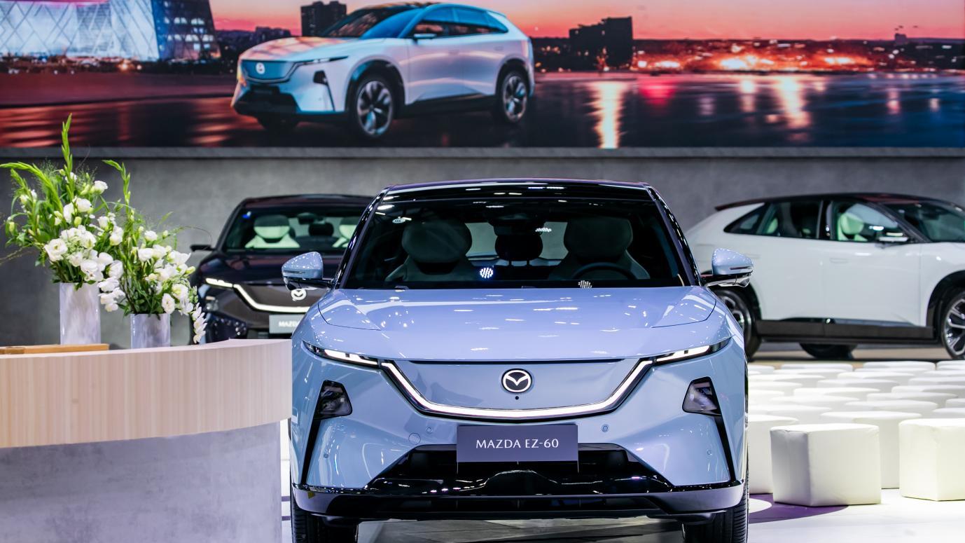 EZ-60首次升级落地：裸眼3D HUD把路标立起来