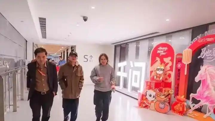 马云现身阿里总部为千问春节项目打气，30亿AI消费战打响