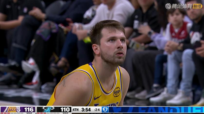 19+15+10！交出球权的詹姆斯，用三双诠释另一种方式的球队领袖