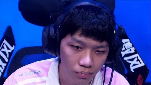 ON和女友逛街被拍，一身潮男装扮抢眼，女方一看家境就很好