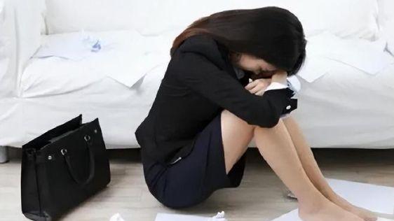 年轻女子鞋中发现不明液体，变态男子被抓仅拘留5天：太轻了