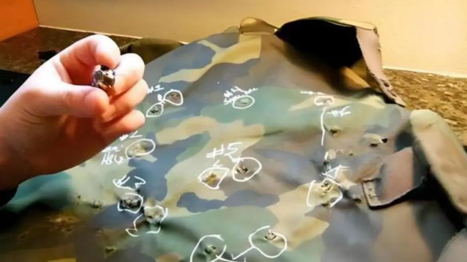 身中12枪都没死！老外怀疑中国防弹衣藏钢板！