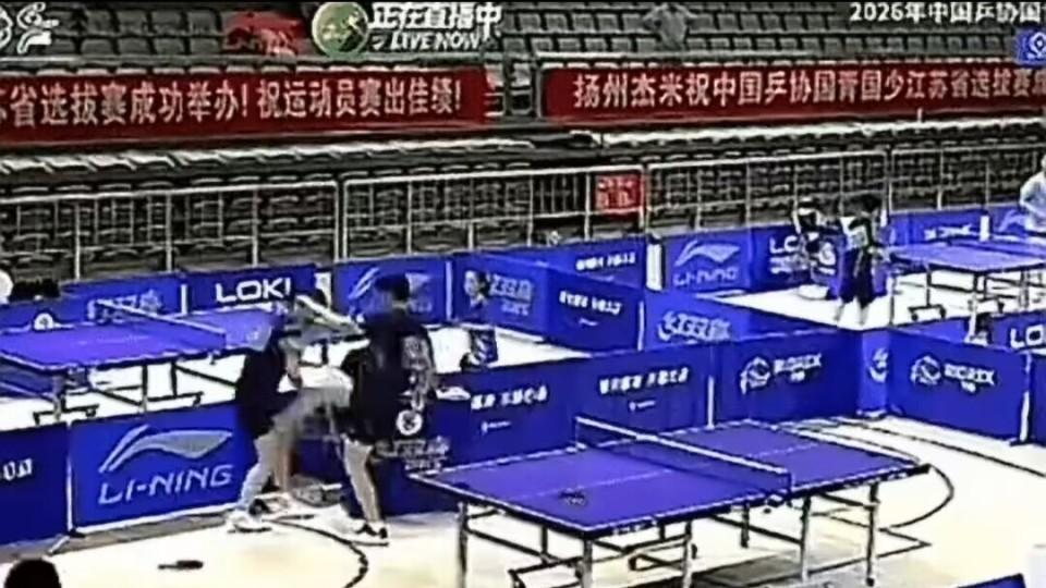 江苏乒协14岁小将输球打人事件，揭露乒乓球青训的真相？球迷：一年后，又是一条好汉！