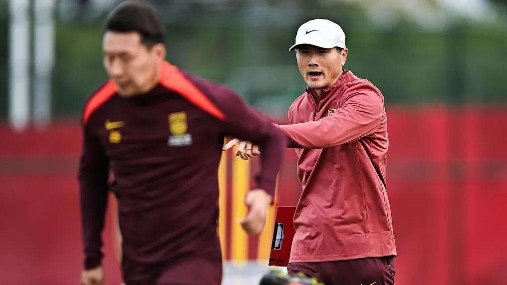 热身赛2球领先遭绝平，邵佳一带队三场不败，国足重新启航