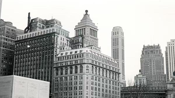 小说评介｜《公寓管理员》：天空下，悲伤无奈的人间