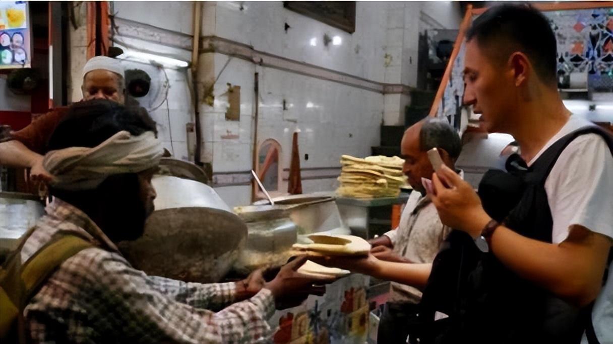 中国美女在印度吃一顿午饭，被印度人围观，原因让网友哈哈大笑