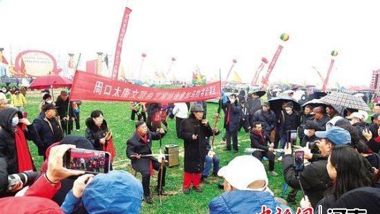 河南周口18名艺人“亮书”马街书会