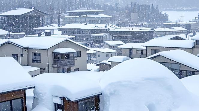 日本18人雪灾身亡，高市突然入院，俄罗斯对日发去通牒，首相还能干下去吗