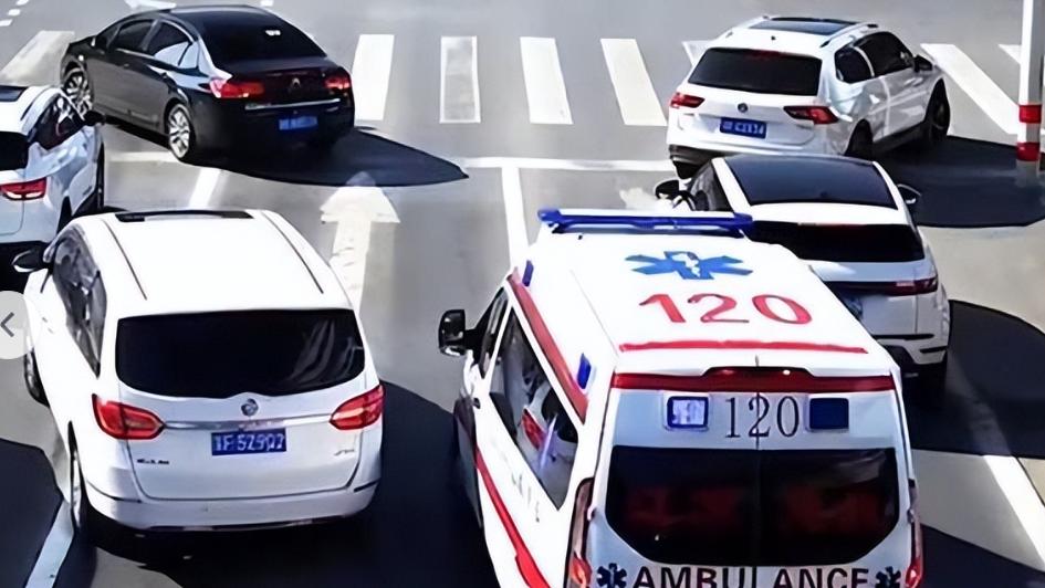 救护车闯红灯不为救人，为送一车橘子？网友：橘子啥急症？