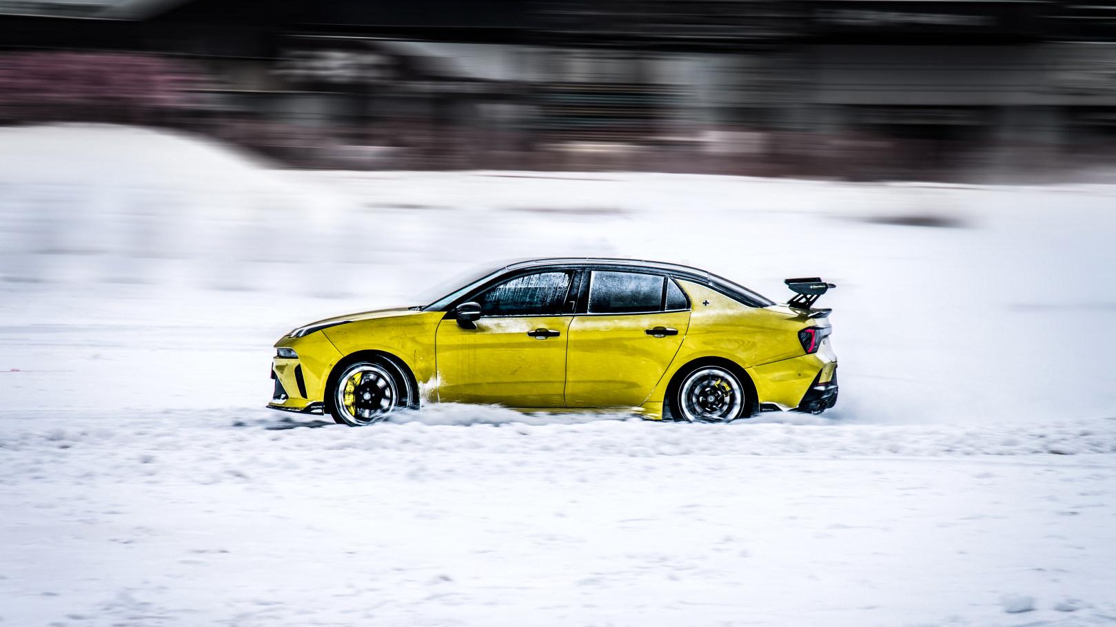 硬核守护冬日出行，领克03性能家族冰雪路面日常代步都给力
