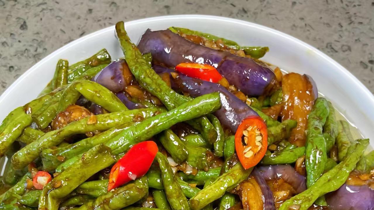 茄子烧豆角：软糯入味，酱香浓郁，米饭遭殃，一盘下去三碗饭