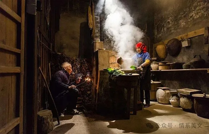 站在故乡老屋门口