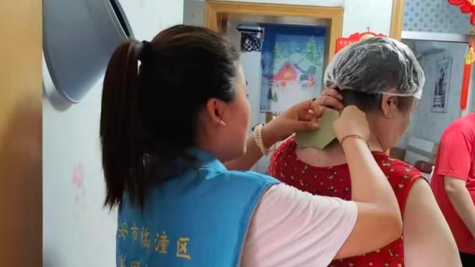 锦旗映初心  服务显真情