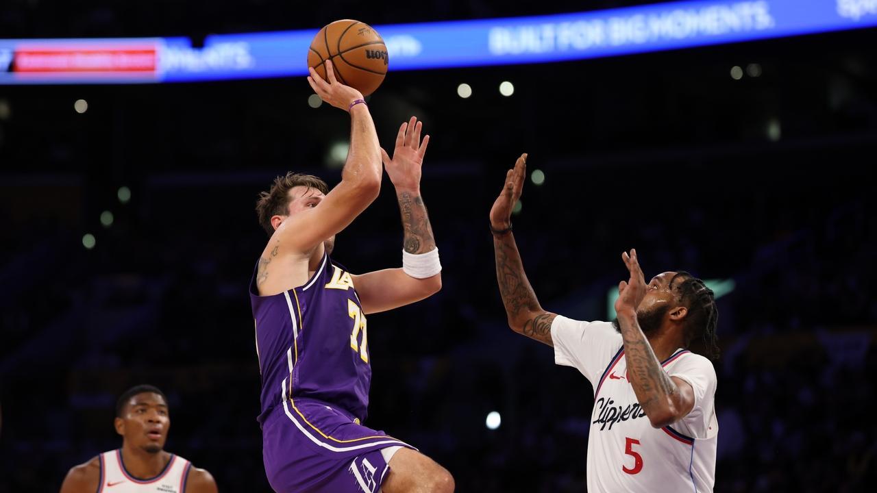湖人125-117击败快船，取得NBA2连胜，东契奇23分6板7助