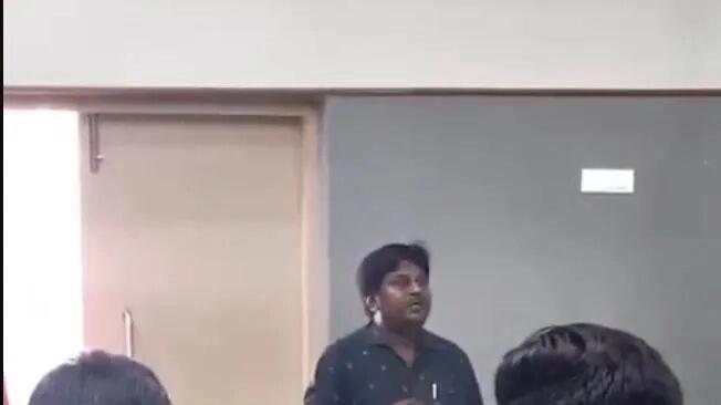 印度教授课堂上当众求婚，还谎称女学生先表白