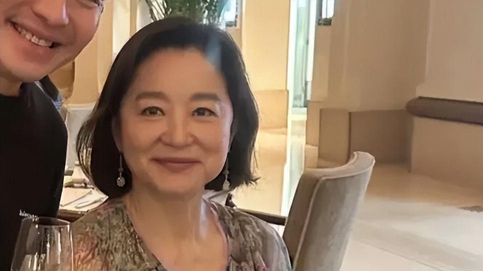 71岁林青霞现身香港中文大学，素颜白发出镜，看着苍老了许多！