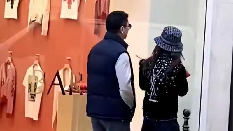 刘强东夫妇现身巴黎街头：章泽天逛街打电话，丈夫默默跟在身后