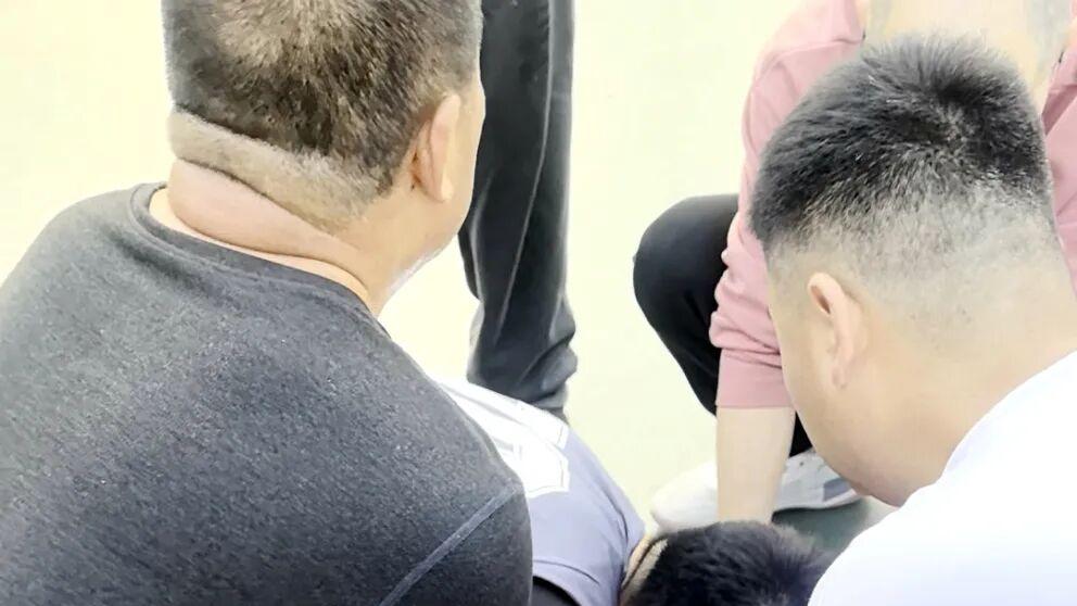 滨州全民健身广场上演生命救援 医生第一时间跪地抢救心脏骤停患者