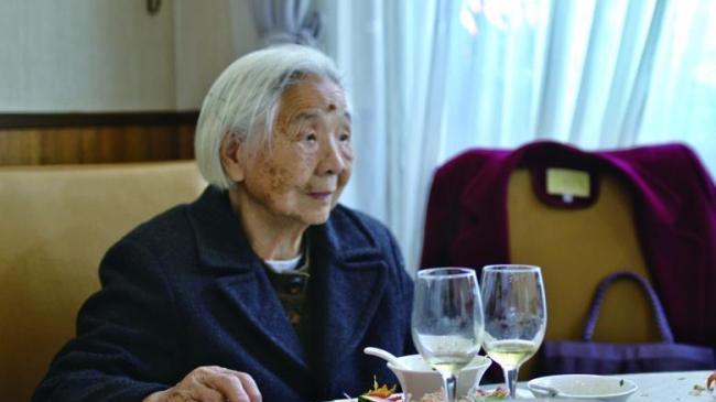 百岁奶奶的“夜猫子”日常熬夜追剧到凌晨，零食相伴活成理想模样