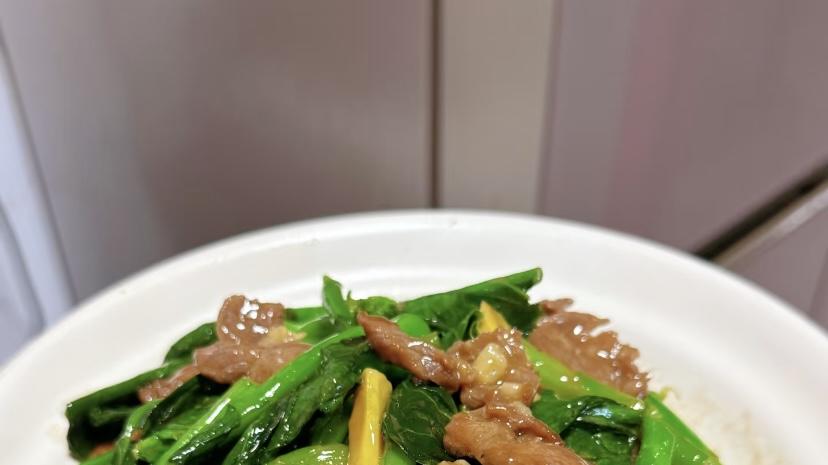 芥蓝炒牛肉：一口鲜嫩，一口爽脆，广东人的“省菜”哲学