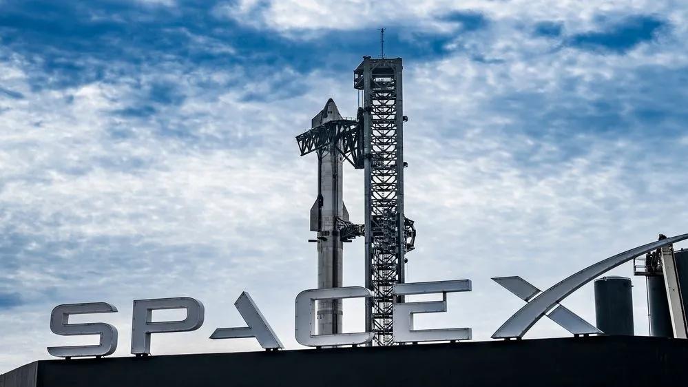 SpaceX 洽谈 8 万座铁塔站址，为 Starlink Mobile 铺路