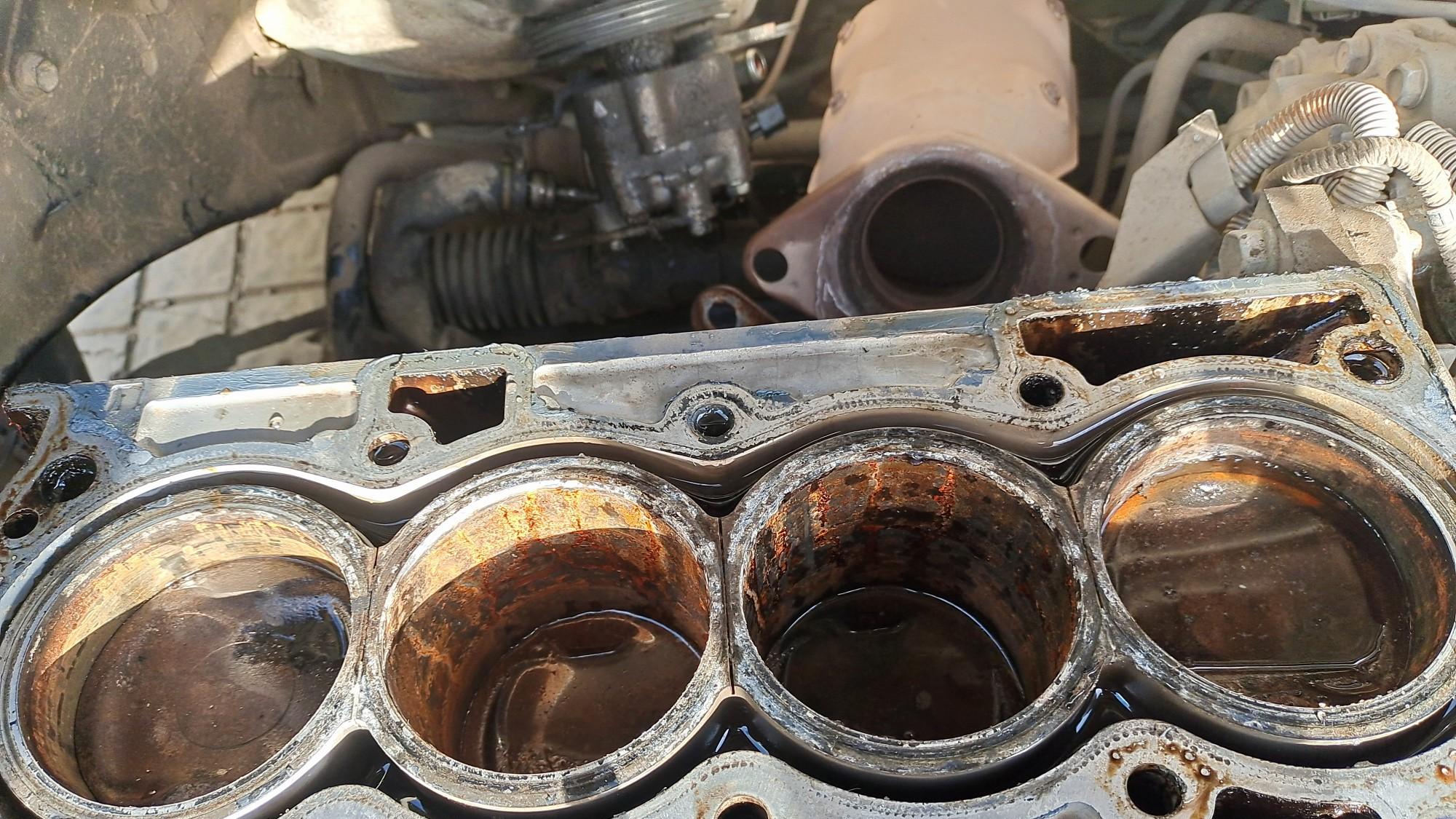 汽车发动机的铸铁部分有裂缝，能用修补剂修吗？