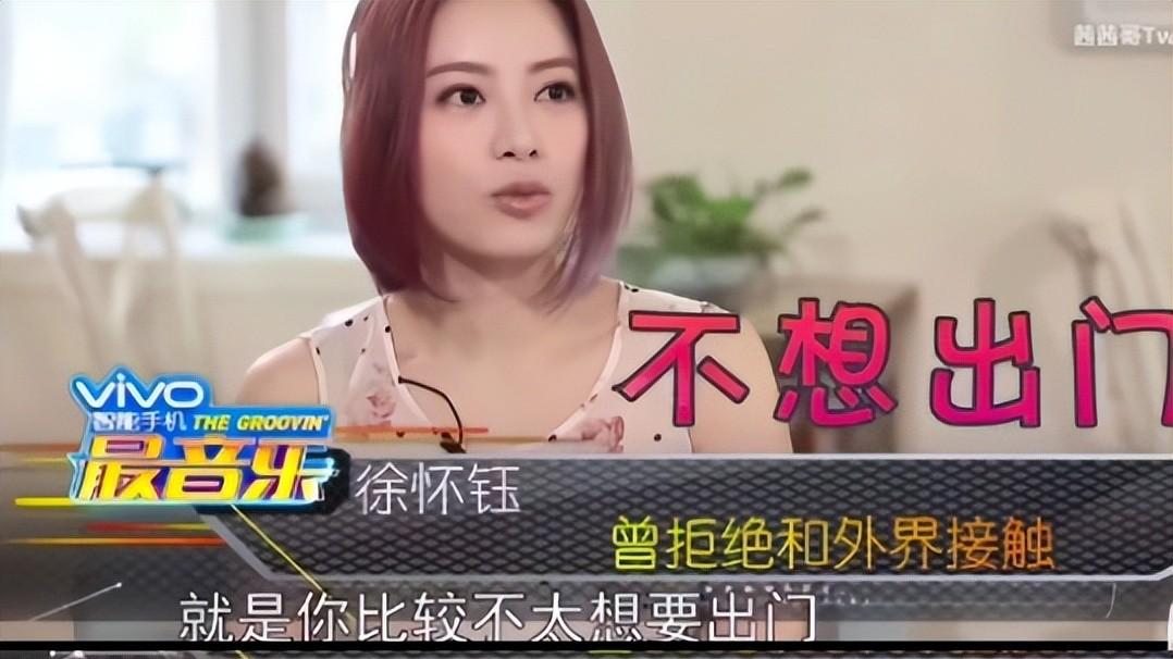 徐怀钰唱《踏浪》又火了，话筒事件是真是假？医院真折腾6小时？