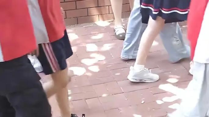 从“全班都穿塑料凉鞋”到“清一色运动鞋”：折射出安全观的巨变