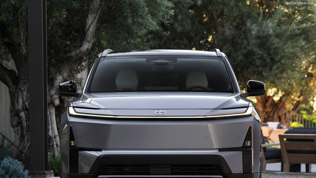 丰田也憋不住了！汉兰达纯电版亮相，纯电续航515km，卖33万起？