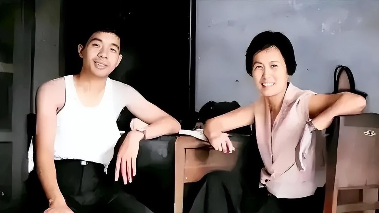 83岁王崇秋给杨洁扫墓，含泪说出这句话！三个继子女9年未露面