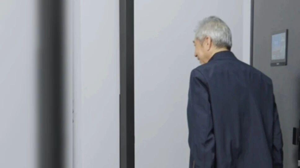 别让家门口的门槛成为长辈居家的安全陷阱